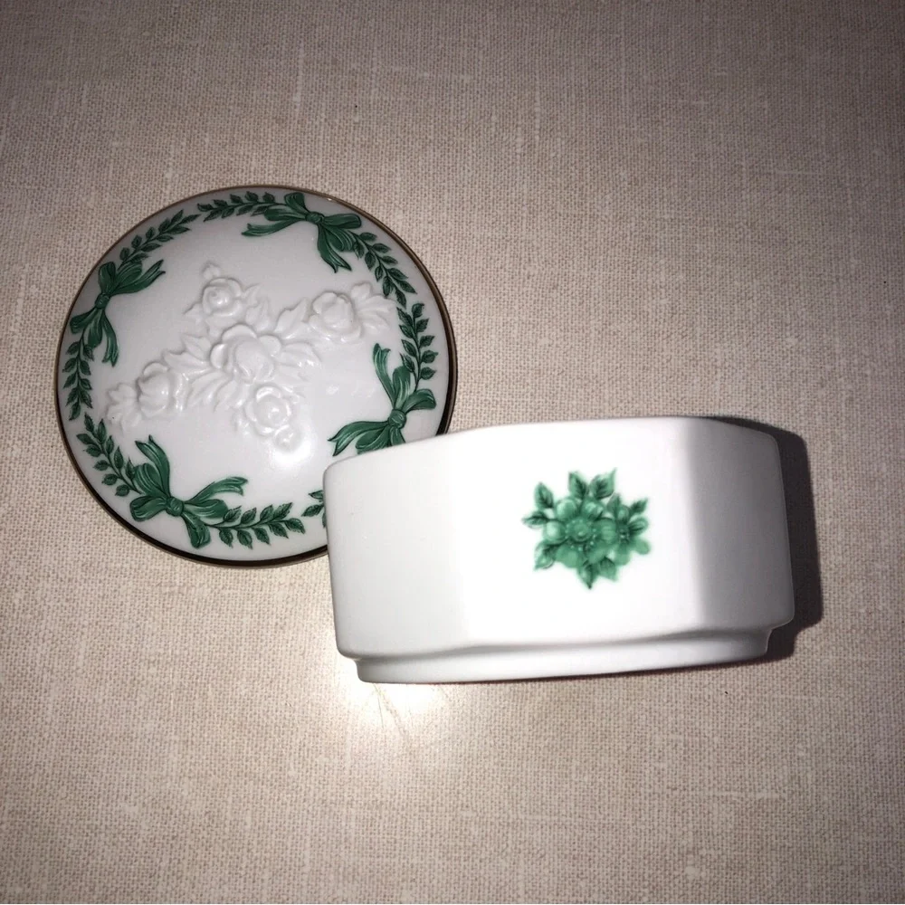 Vintage Trinket Box Jewelry storage green‎ white and gold color